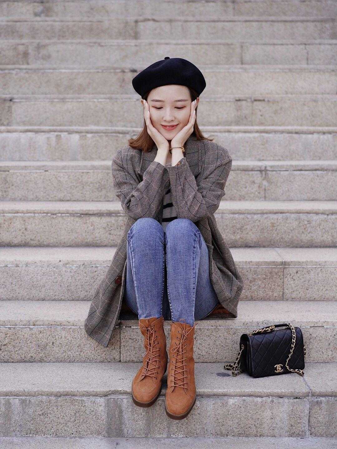 儿童黑色皮夹克搭配蓝色牛仔裤,黑色机车皮夹克搭配什么牛仔裤