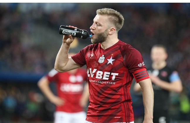 足球运动员为什么要吐饮料,足球运动员喝的水要全部吐出来吗