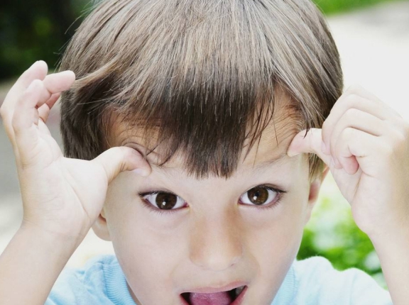 一岁多的小孩太调皮该怎么管教,两岁宝宝不听话可太顽皮怎么教育