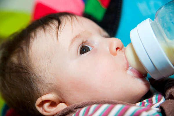 宝宝喝奶要少吃多餐吗,如何确定宝宝喝多少ml奶