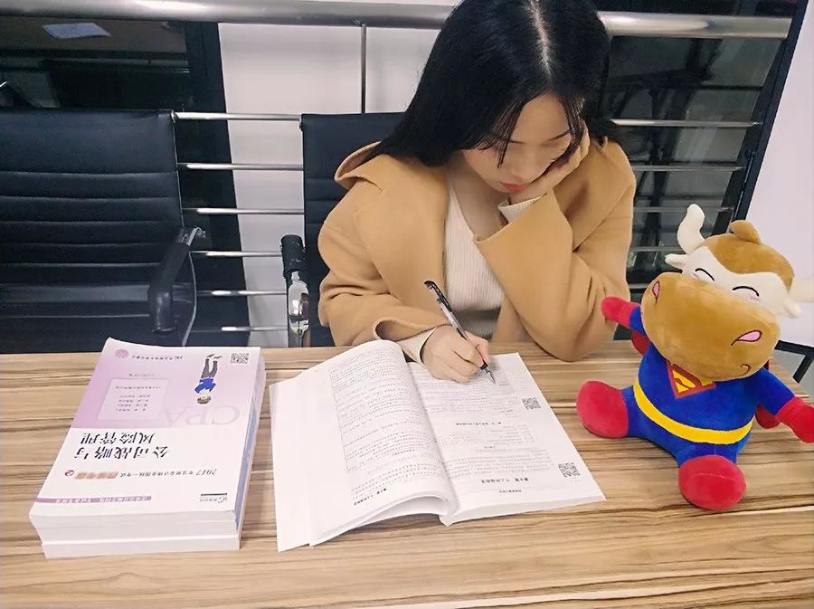 采访了100名初级会计职称学霸，我发现他们都有这个“共同点”