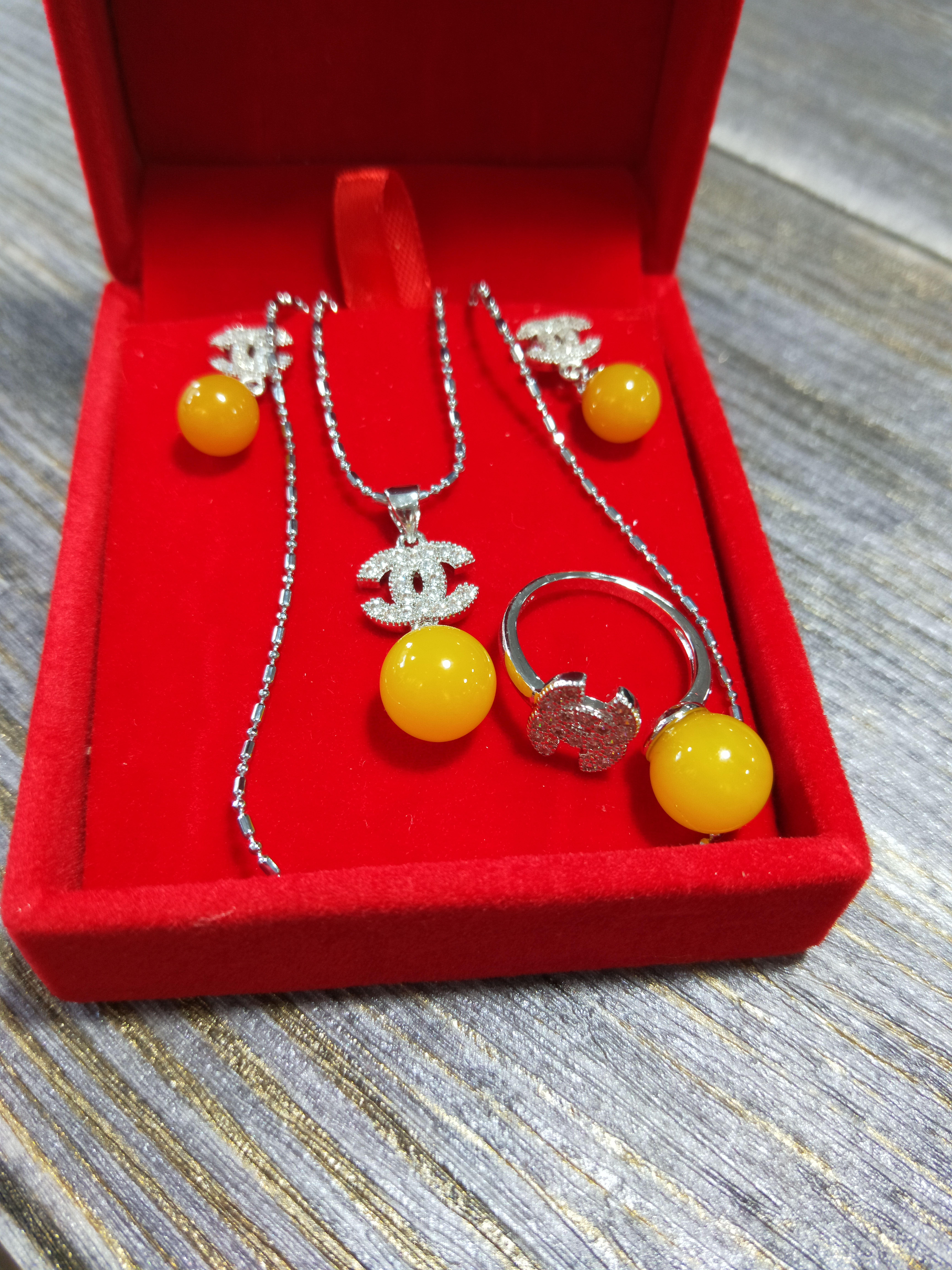 黄玉髓是什么玉,黄玉髓和黄玉有什么区别