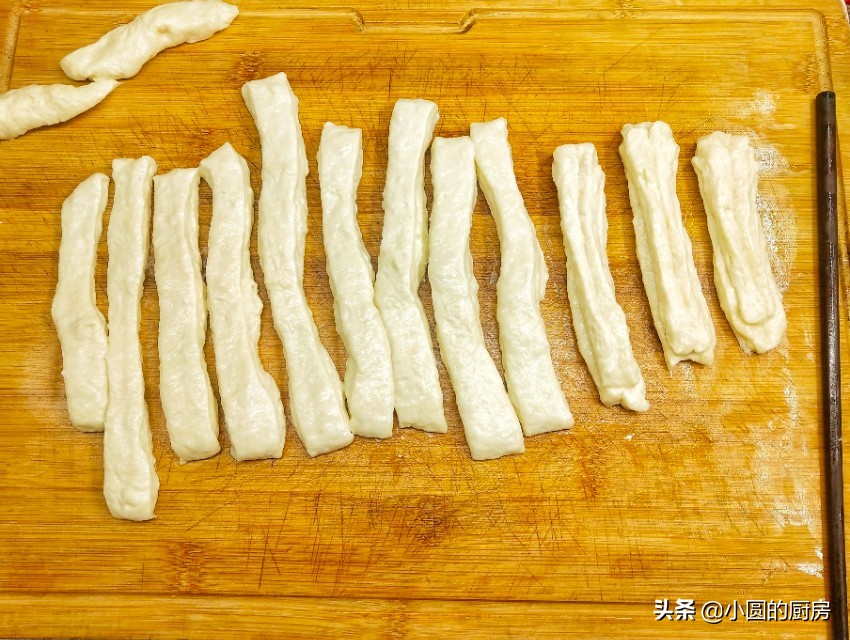 油条怎么做到蓬松酥脆还加酵母吗,油条膨松剂掺入酵母炸出油条效果