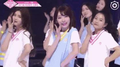 辛芷蕾发型是剪出来还是烫出来的,辛芷蕾的发型剪出来的效果