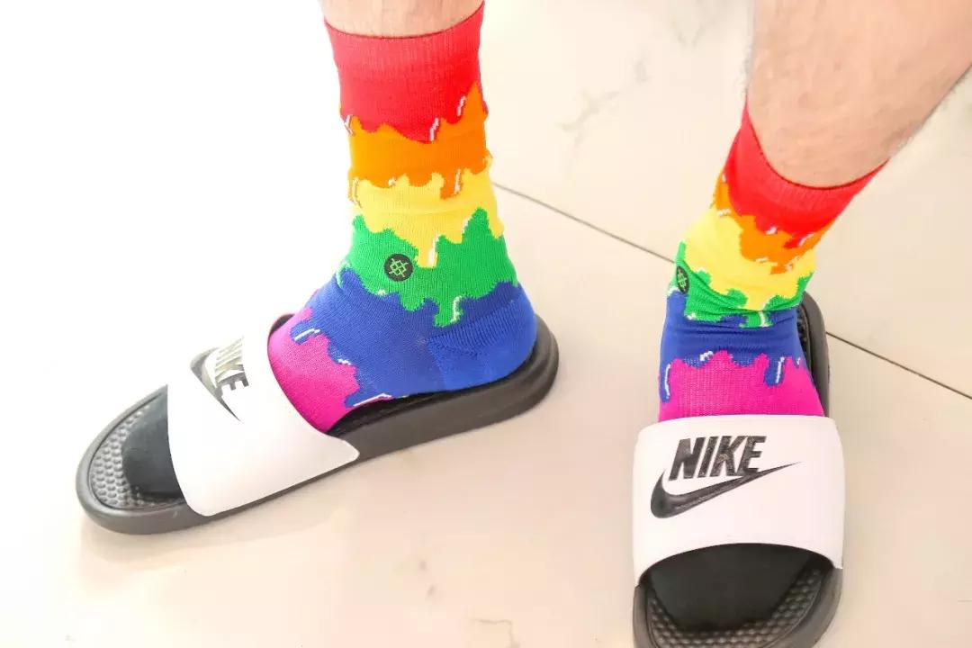 这个“反人类”的穿搭组合，竟然在夏天成了街拍利器