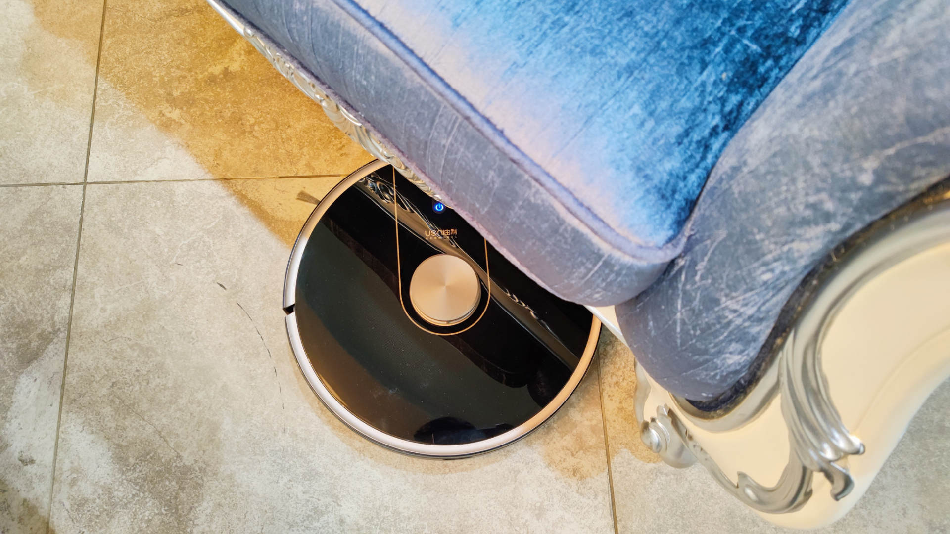 如何操作智能自动吸尘扫地机 (最简单的集尘扫地机器人)