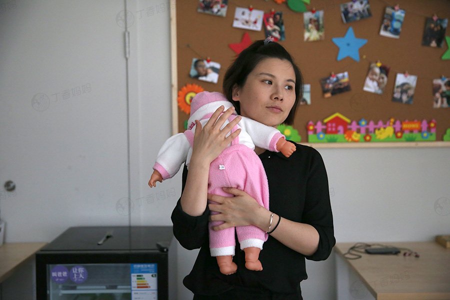 宝宝会吐奶主要和这4个原因有关系，掌握5个喂养技巧避免宝宝吐奶