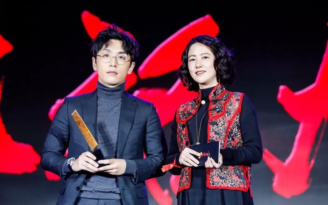 白客紫色果然有韵味,白客变成颜值明星