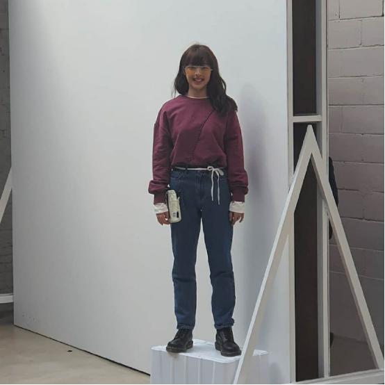 智秀白衣服配牛仔裙,秀智穿搭夏天气质上衣图