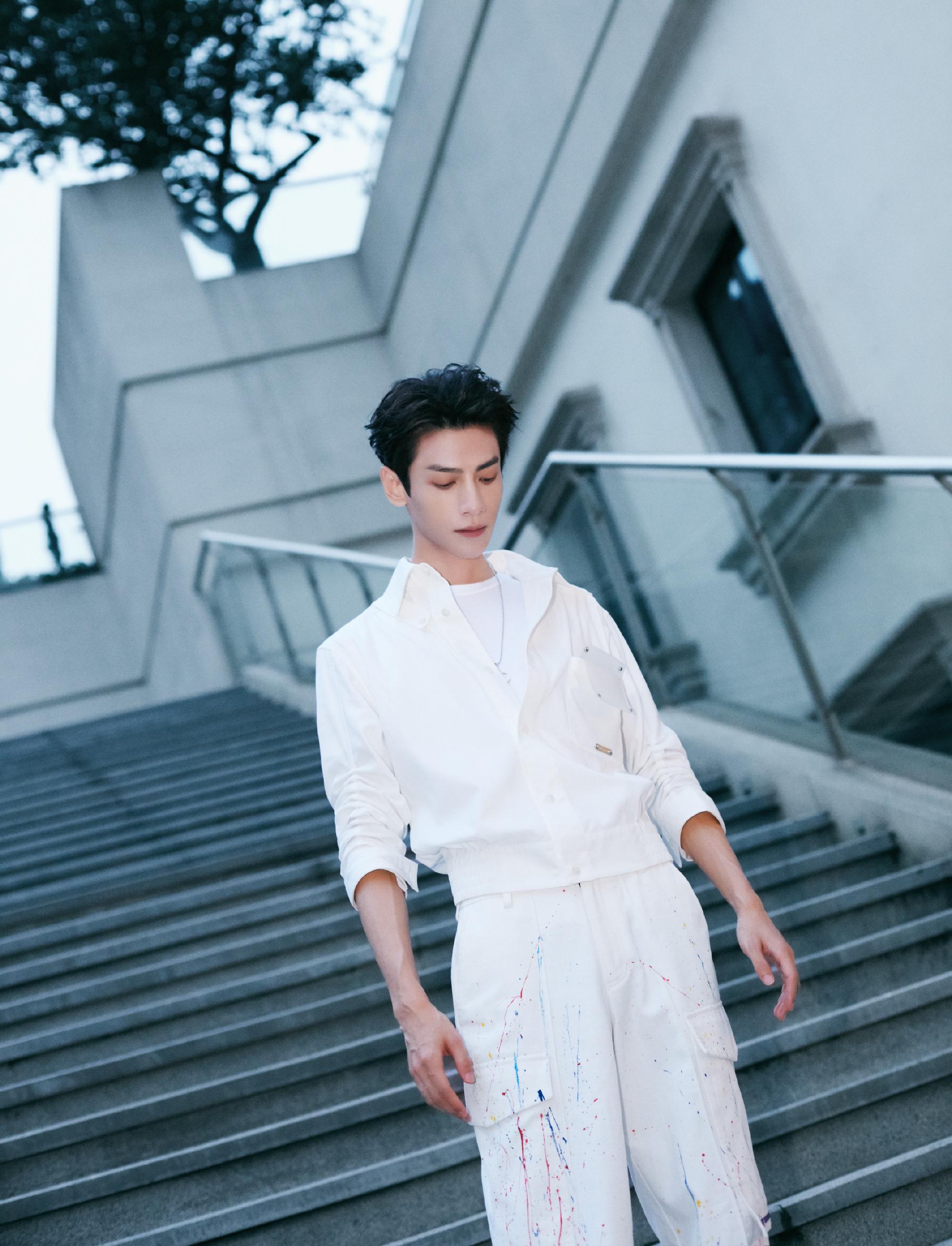 罗云熙何以笙箫默穿西装,罗云熙白衣现代古风西装