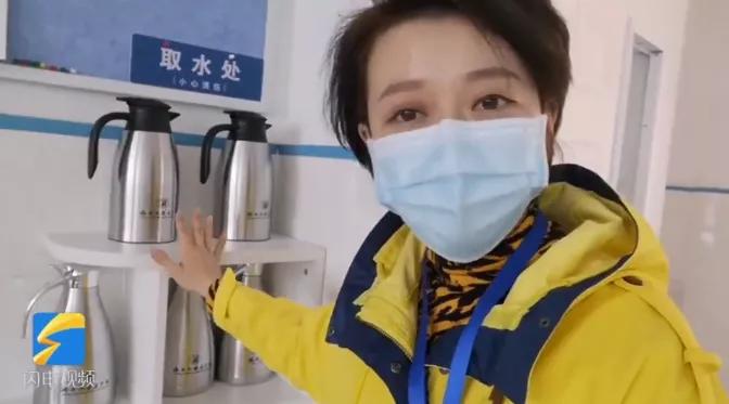 山东一学校食堂火了!一张餐桌4个凳子锁了3个,只容一人孤独地坐着