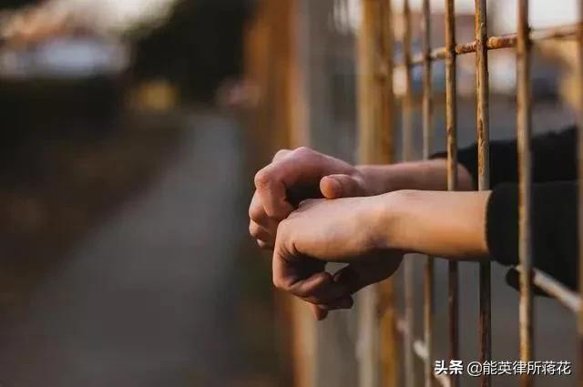 被打导致轻伤怎么量刑,被人打轻伤该怎么处理判多久