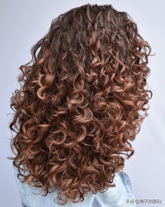 全头烫小卷好看吗40岁,今年流行的发尾烫小卷