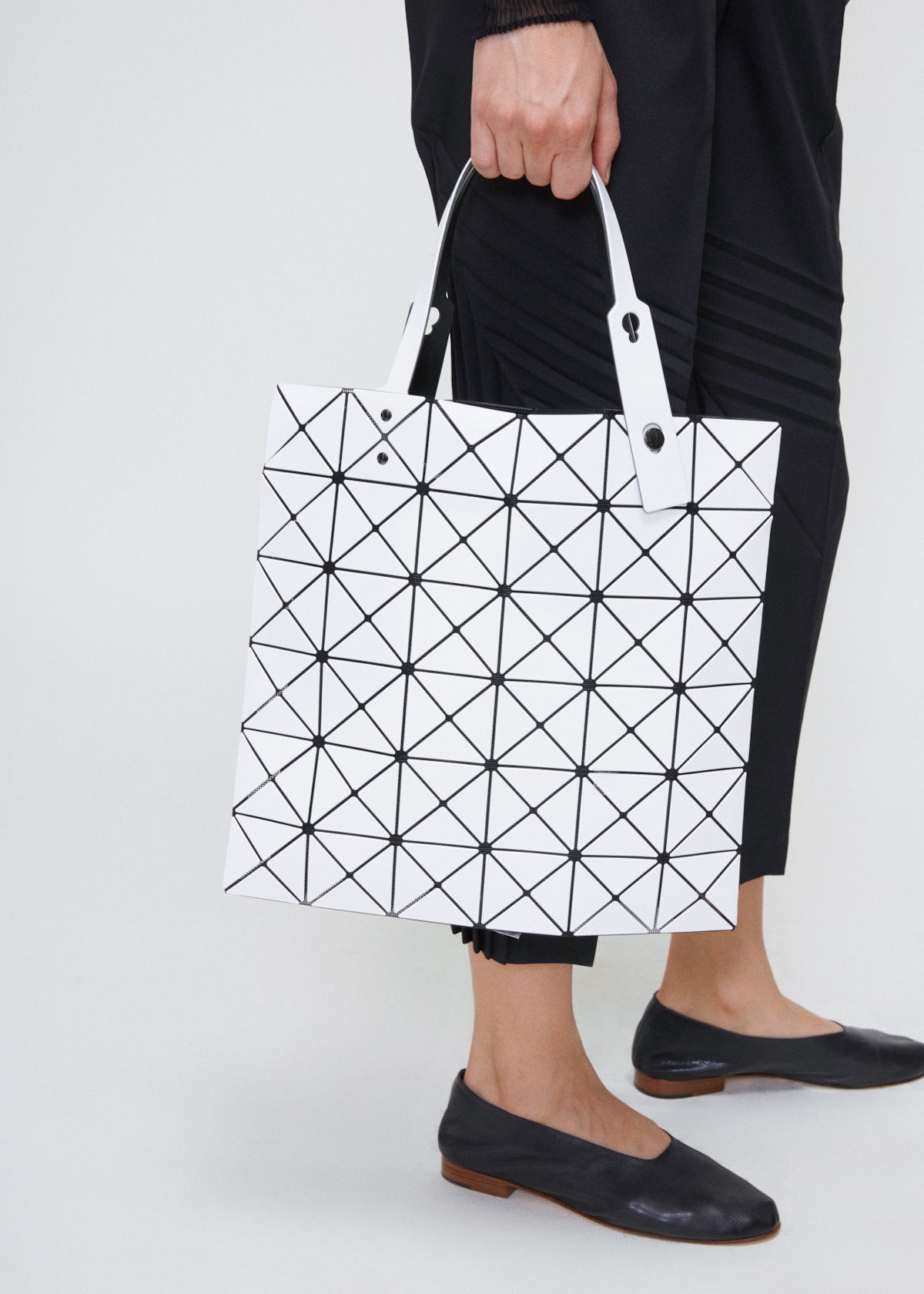 三宅一生的香水与包包，都没有易烊千玺身穿的三宅一生衬衣火！