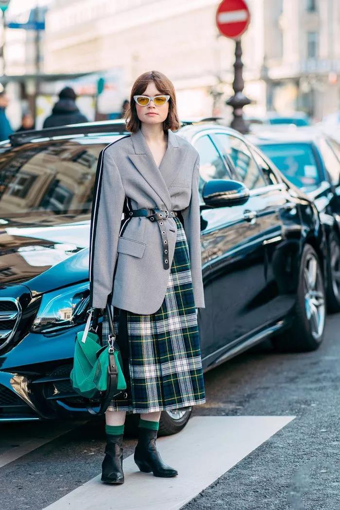 别再露脚踝了今年流行袜子外穿,露脚踝已经过时了