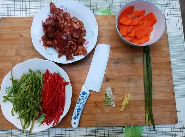 辣椒炒烟熏肠的炒法,青椒炒熏肥肠家常做法