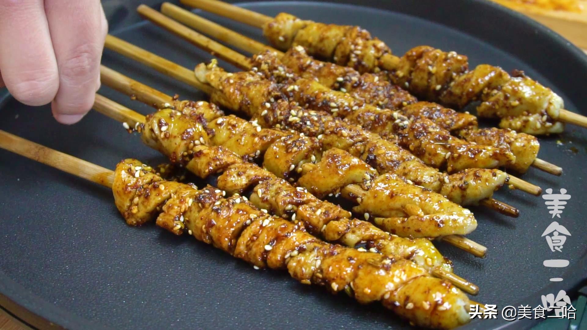 电饼铛烧烤面筋的做法全过程视频,烧烤摊烤面筋简易酱料配方