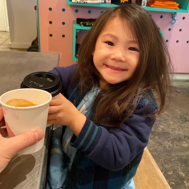 陈冠希一家三色匡威,陈冠希一家过万圣