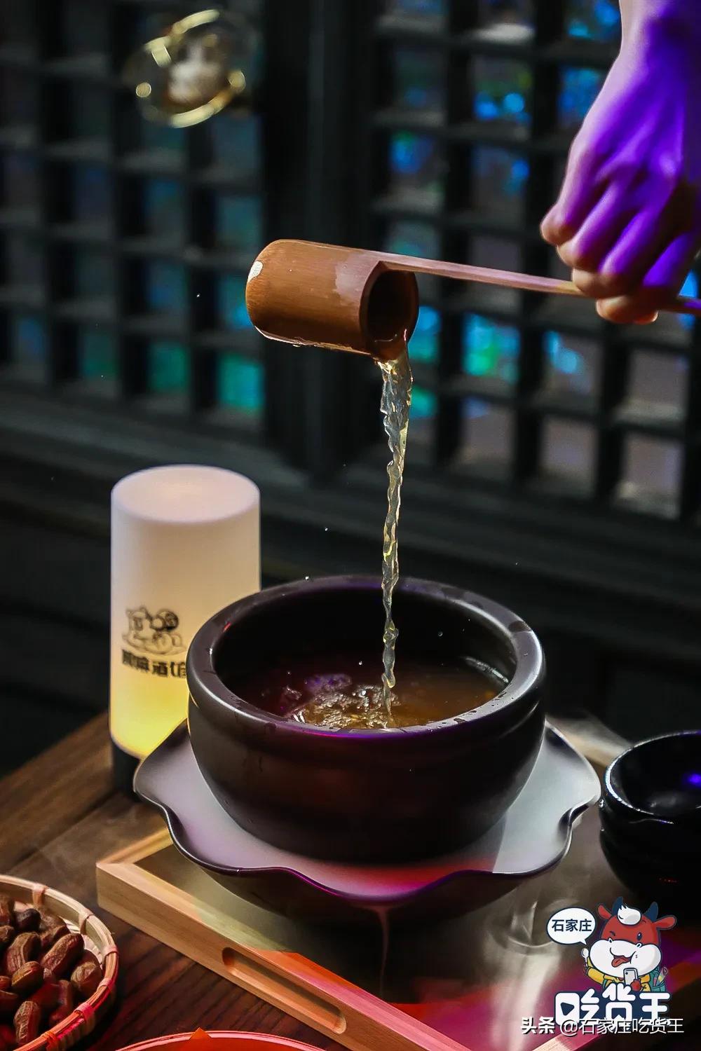 成都贰麻酒馆点啥酒,成都爆火的贰麻酒馆携手泸州老窖