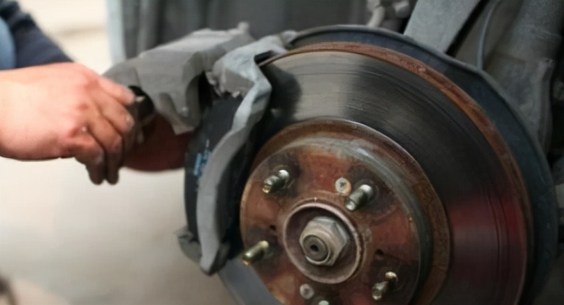 汽车涉水后引擎盖一直冒白烟，这是怎么回事？