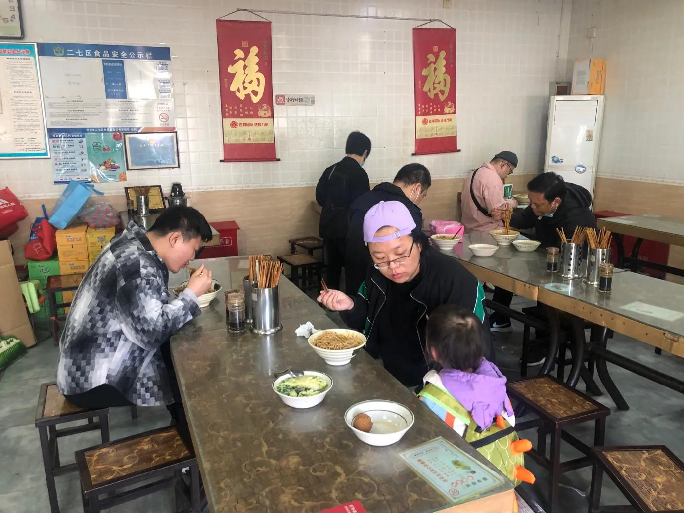 火车头步行街热干面,郑州的火车头