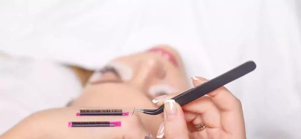 要不要贴下睫毛,嫁接睫毛的原来的睫毛受损严重