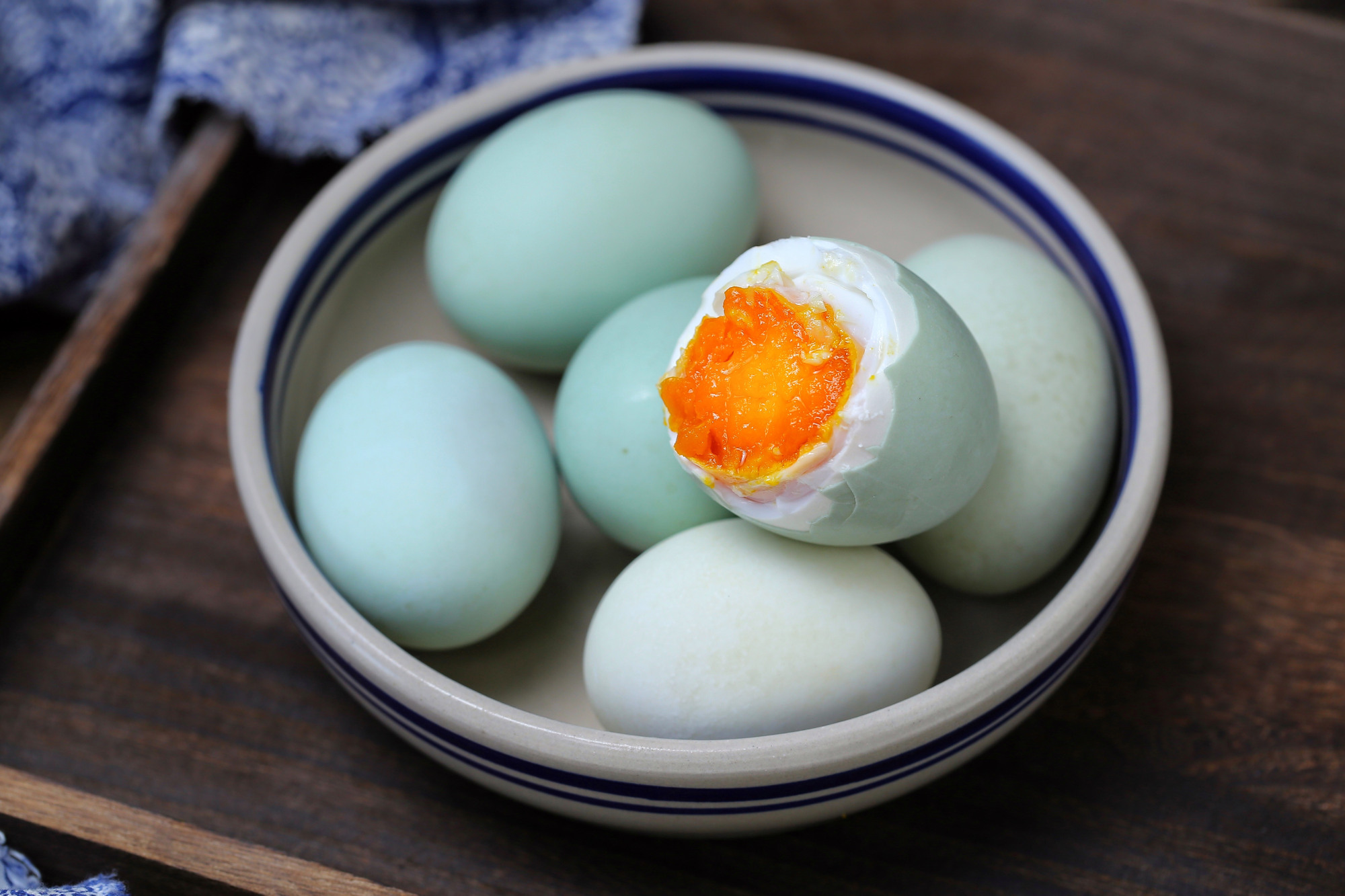 老式腌鸭蛋流油的方法,70岁老人腌鸭蛋的做法