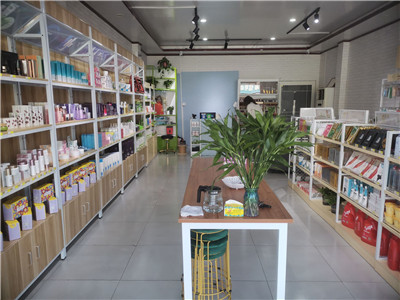 化妆品连锁加盟小资,开化妆品店加盟好还是自己开好