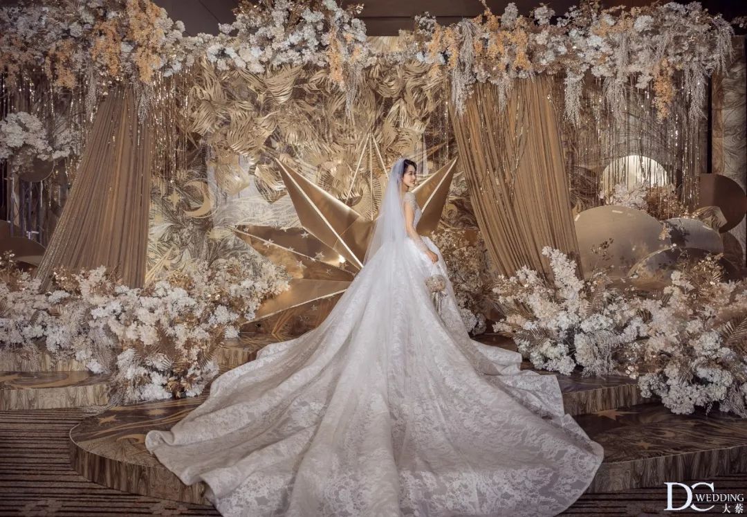 香槟金宫廷婚礼布置现场,香槟色中式婚礼震撼现场
