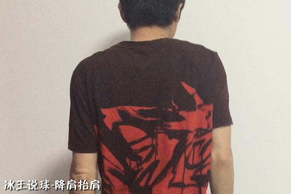 羽毛球杀球过程中挥拍是放松的吗,羽毛球如何挥拍不伤手腕与肘关节