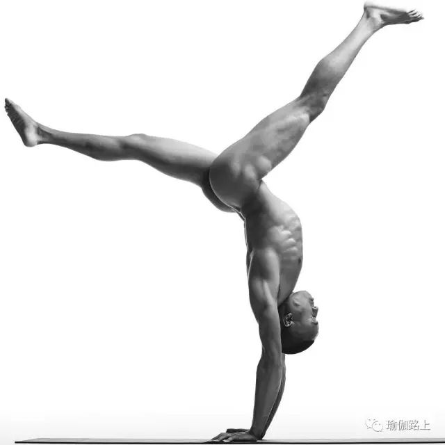 男人裸体瑜伽？一开始我的内心是拒绝的