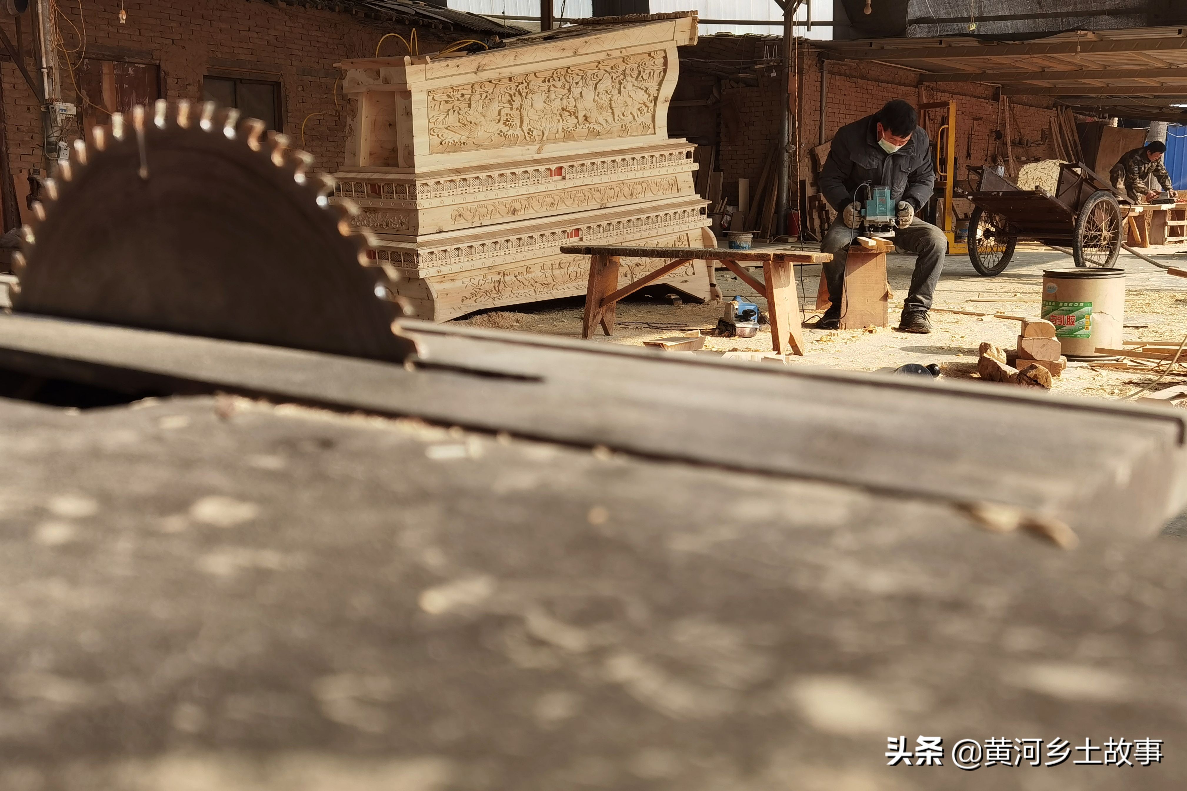 山西农民自制棺材,山西农民大哥做棺材