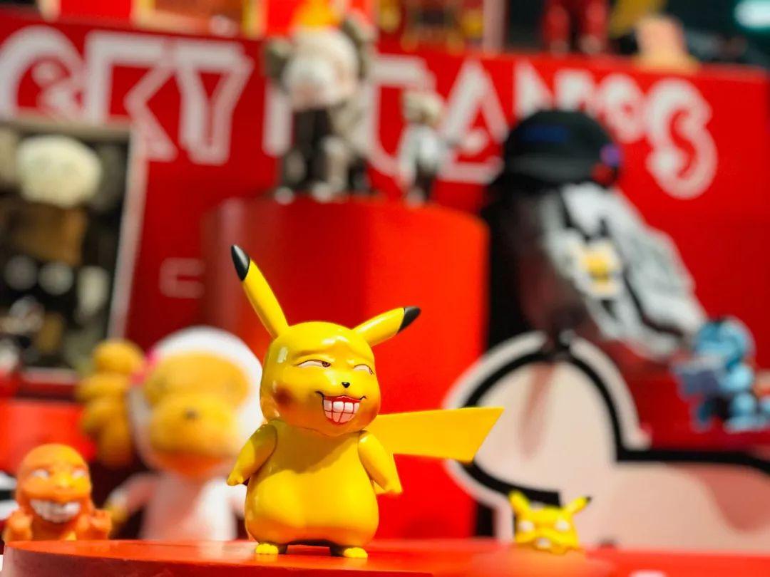 在魔都这家潮牌娃娃机店里，我竟然花了五块钱抓了个AJ