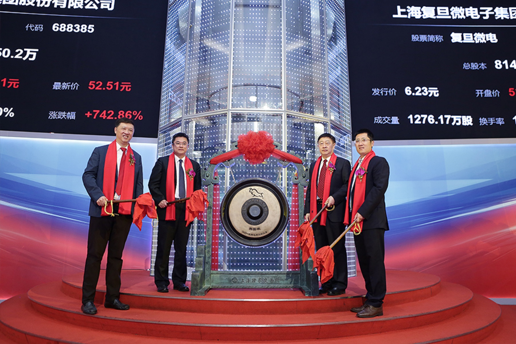 江苏无锡一匹藏市“大黑马”:69岁IPO敲钟,执掌449.44亿帝国