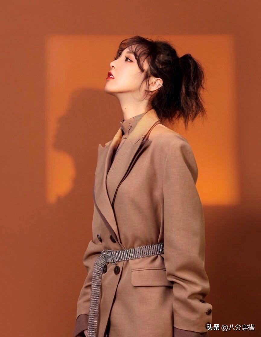 26岁强东玥穿搭太有时尚感,长款西装干练利落,率性洒脱不失甜美