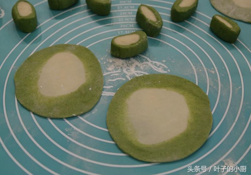 饺子怎么捏褶子慢动作,包饺子捏花边怎么捏