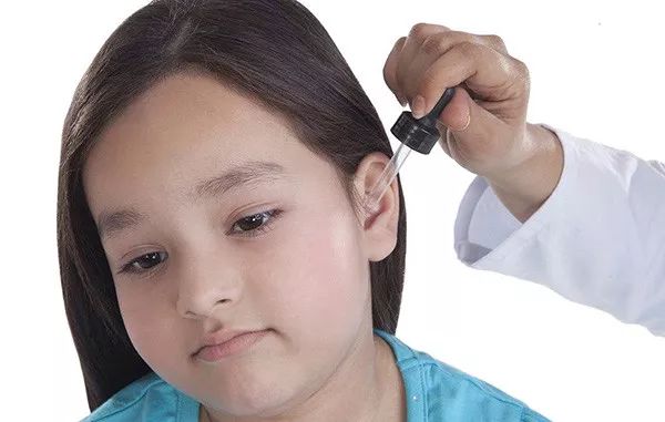 浑身上下耳朵最敏感，不要乱碰哦！用滴耳液不舒服，只怪功夫差？