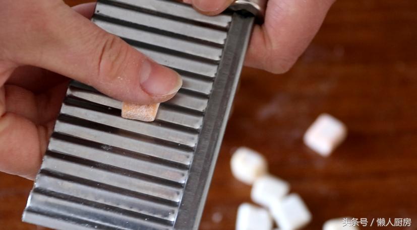 面粉秒变劲道面条好吃又易做,面粉做面条简单又快的方法