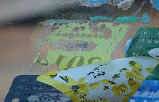 车玻璃检验贴怎么去除,挡风玻璃上年检标贴怎么去除