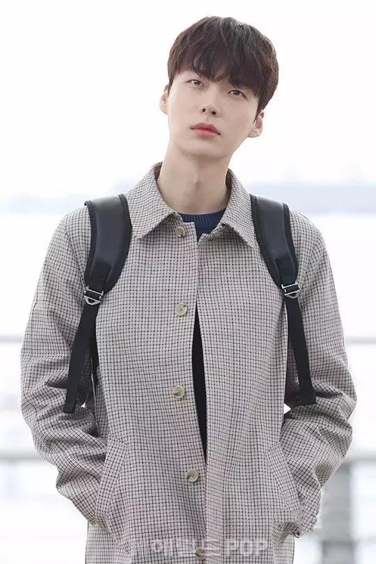 拯救发际线高额头大的发型,发际线大额头宽适合什么发型