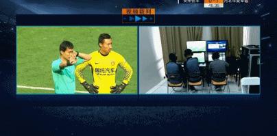 中超比赛角旗杆断裂，球员自己维修！网友：可以入选2018感动中国