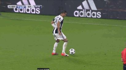 女裁判被袭击集锦,足球女裁判被袭视频