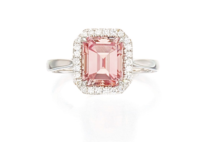 同一颗蓝宝石有不同颜色,同等重量红宝石和蓝宝石哪个更贵