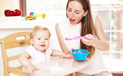 一岁宝宝吃饭抠嘴怎么回事,宝宝吃饭吃进去用手抠出来