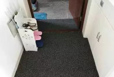 地垫到底该放在大门外还是大门里
