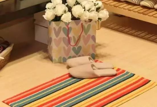 地垫到底该放在大门外还是大门里