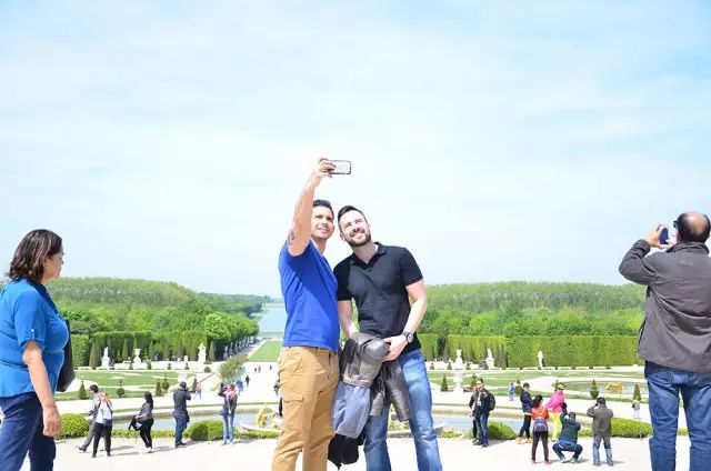 “这么熟了，帮个忙怎么？”“呸！”