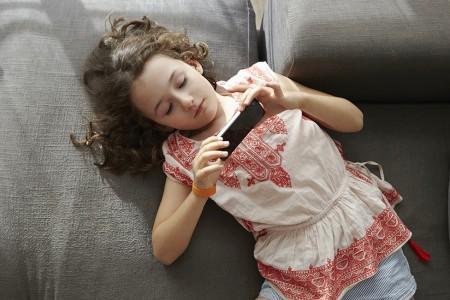 孩子玩手机上瘾父母怎么做,10岁孩子玩手机上瘾家长要怎么做