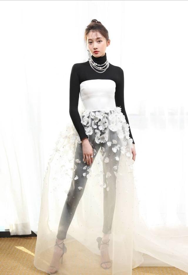 关晓彤穿透视裙走红毯,黑色内衣看的一清二楚,网友直呼辣眼睛