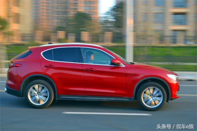 阿尔法罗密欧stelvio照片,阿尔法罗密欧stelvio和什么最像